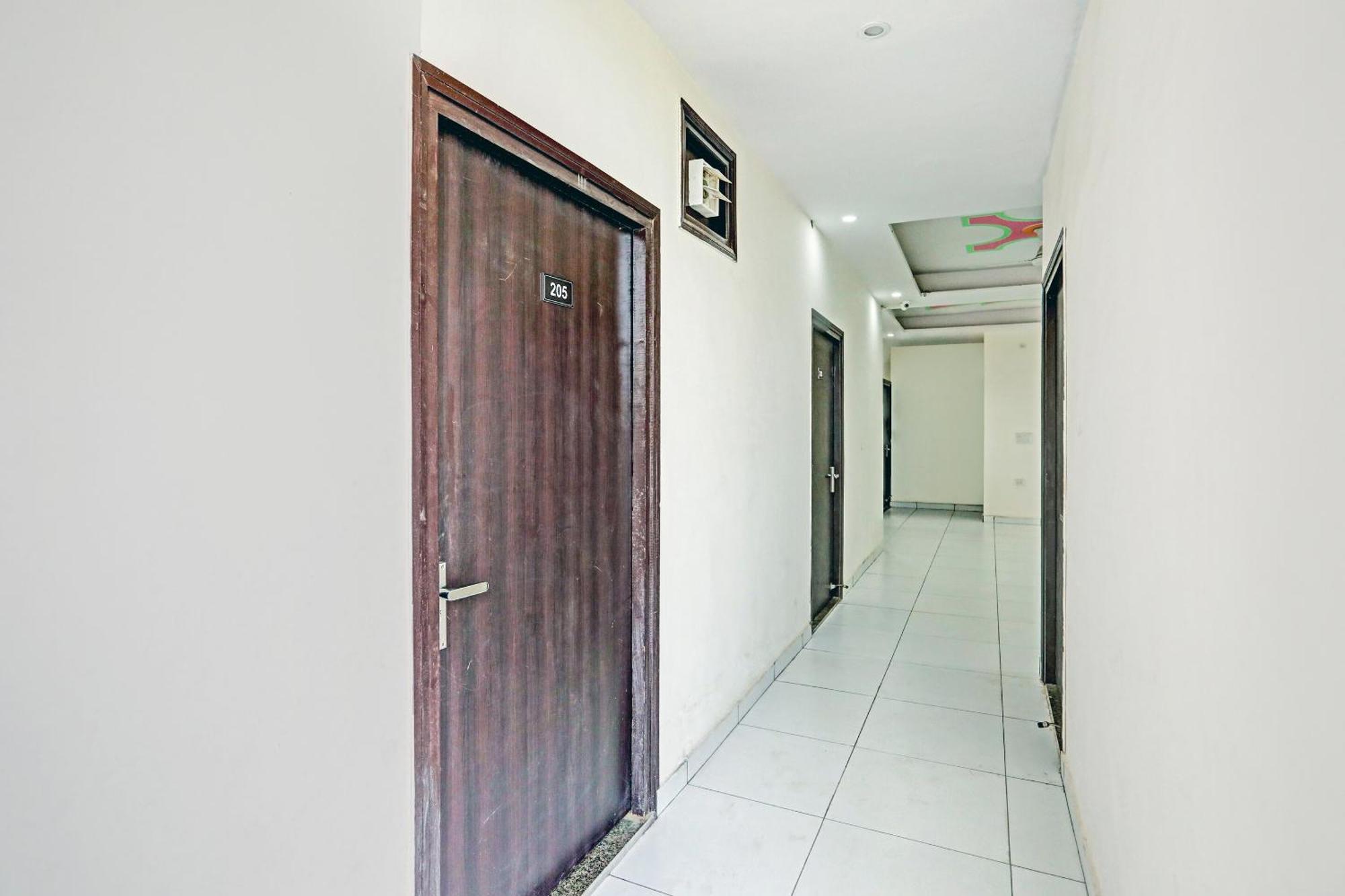 Capital O Friends Zone The Guest House Greater Noida Exterior foto